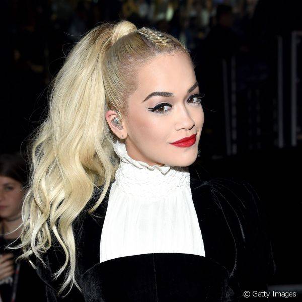 Rita Ora apostou no delineado gráfico e duplo para complementar um batom vermelho matte